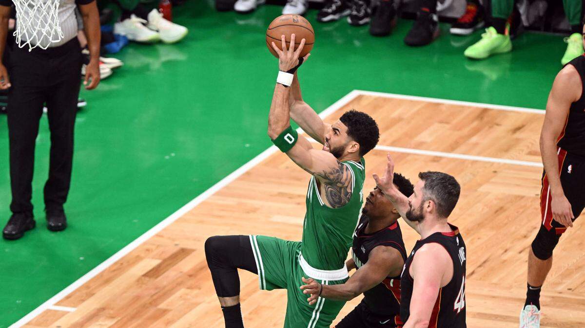 El jugador de los Celtics Jayson Tatum tira al aro ante la defensa del Heat de Miami, en el quinto partido de las Finales de la Conferencia Este, celebrado el 25 de mayo de 2023 en Boston.