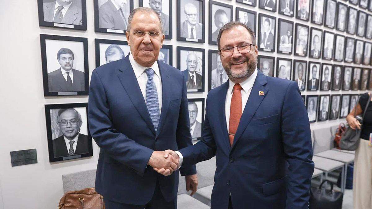 El ministro de relaciones exteriores de Rusia, Sergei Lavrov (izq.), y el canciller de Venezuela, Yván Gil, se reúnen durante la Sesión 80 de la Asamblea General de la ONU, en Naciones Unidas, el 27 de septiembre de 2025.