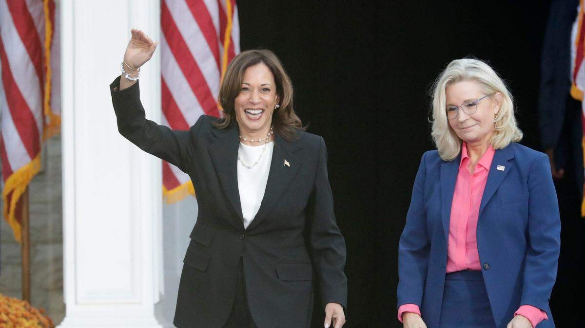 La vicepresidenta de Estados Unidos Kamala Harris (izq.) llega junto a Liz Cheney a un acto de campaña en Ripon College, en Ripon, Wisconsin, el jueves 3 de octubre de 2024.