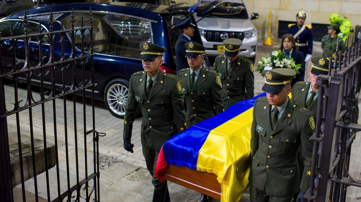 Miles de personas hicieron fila en el Congreso de Colombia este martes para despedir al senador y precandidato presidencial Miguel Uribe Turbay, fallecido la víspera tras sufrir un atentado que lo mantuvo grave y en cuidados intensivos durante dos meses.