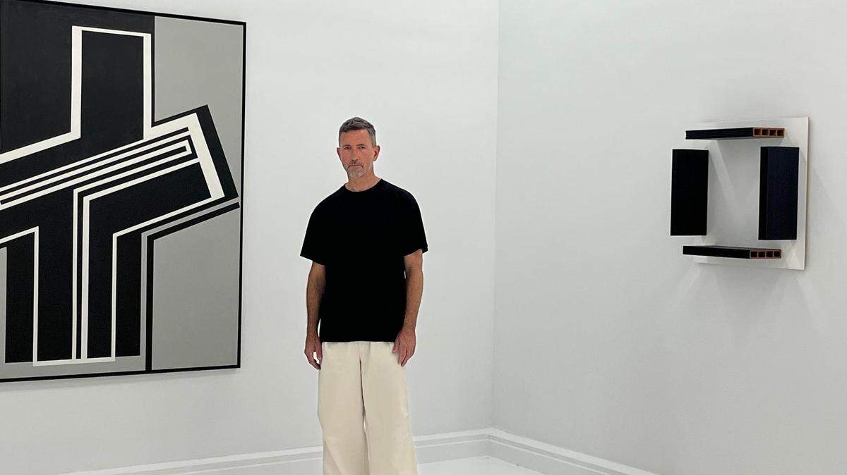 Ricardo Alcaide en la sala de exhibición. 