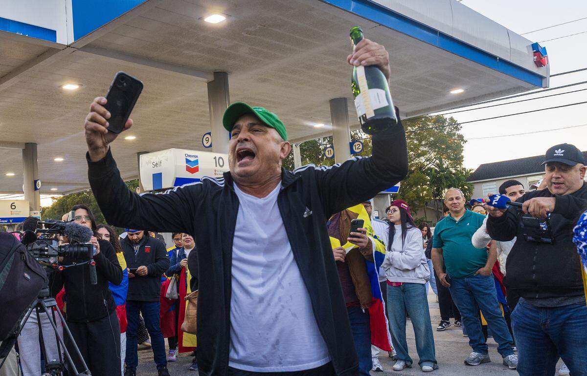 El exiliado cubano Rigoberto Martínez se unió a un grupo de venezolanos exiliados que viven en el sur de Florida celebrando frente a El Arepazo, en Doral, Florida, después de que Estados Unidos atacara Venezuela y capturara al líder venezolano Nicolás Maduro, el 3 de enero de 2026.