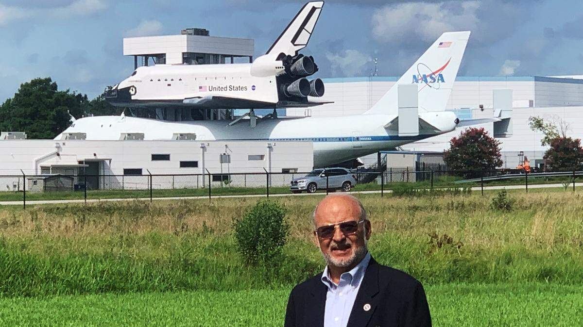 El ingeniero Miguel Hernández frente al Space Shuttle, ubicado sobre el avión 747 que lo transportaba.