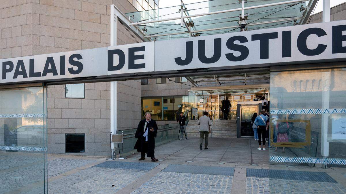 Un tribunal de Aviñón, en el sur de Francia, juzga a Dominique Pelicot, acusado de drogar a su exesposa durante casi diez años e invitar a desconocidos a violarla en su casa de Mazan, una pequeña ciudad del sur de Francia, el 10 de septiembre de 2024. 