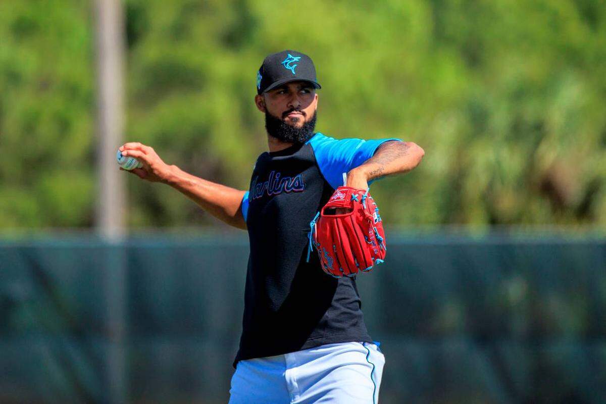 Sandy Alcántara trabaja en el entrenamiento de primavera de los peces en Jupiter, Florida, el 14 de marzo de 2022.