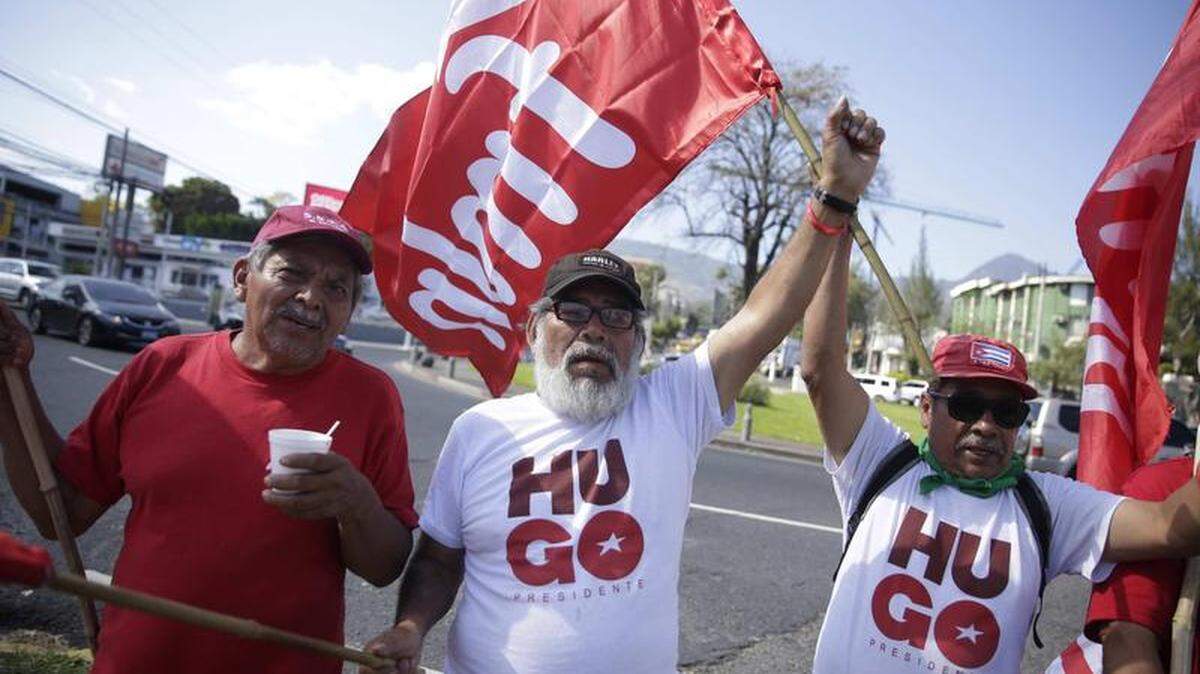Simpatizantes del Frente Farabundo Martí para la Liberación Nacional (FMLN) ondean el 31 de enero del 2019 banderas del partido, en San Salvador (El Salvador). El Salvador entró este jueves la etapa de reflexión o “silencio electoral”, que prohíbe la propaganda de los partidos y candidatos que aspiran a la Presidencia en los comicios del próximo domingo, cuyo incumplimiento acarrea sanciones que podrían superar los 5.500 dólares. (EFE / Rodrigo Sura)