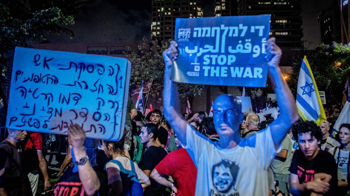 Manifestantes muestran carteles exigiendo el fin de la guerra en Gaza y el retorno de los rehenes que tiene Hamás, durante una protesta en Tel Aviv, el sábado 14 de septiembre de 2024.