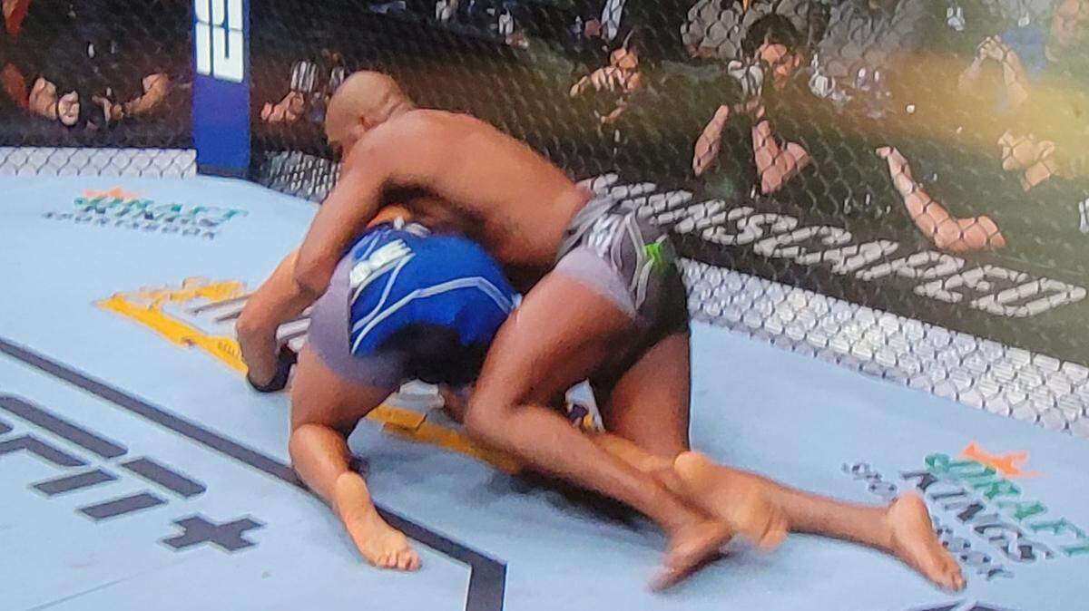 Jone Jones lo ha vuelto a hacer. El que muchos consideran el mejor artista marcial de todos los tiempos reafirmó su clase suprema al convertirse en el octavo doble campeón de la UFC delante de una T-Mobile Arena aborratada que estalló en gritos en el regreso de la leyenda.