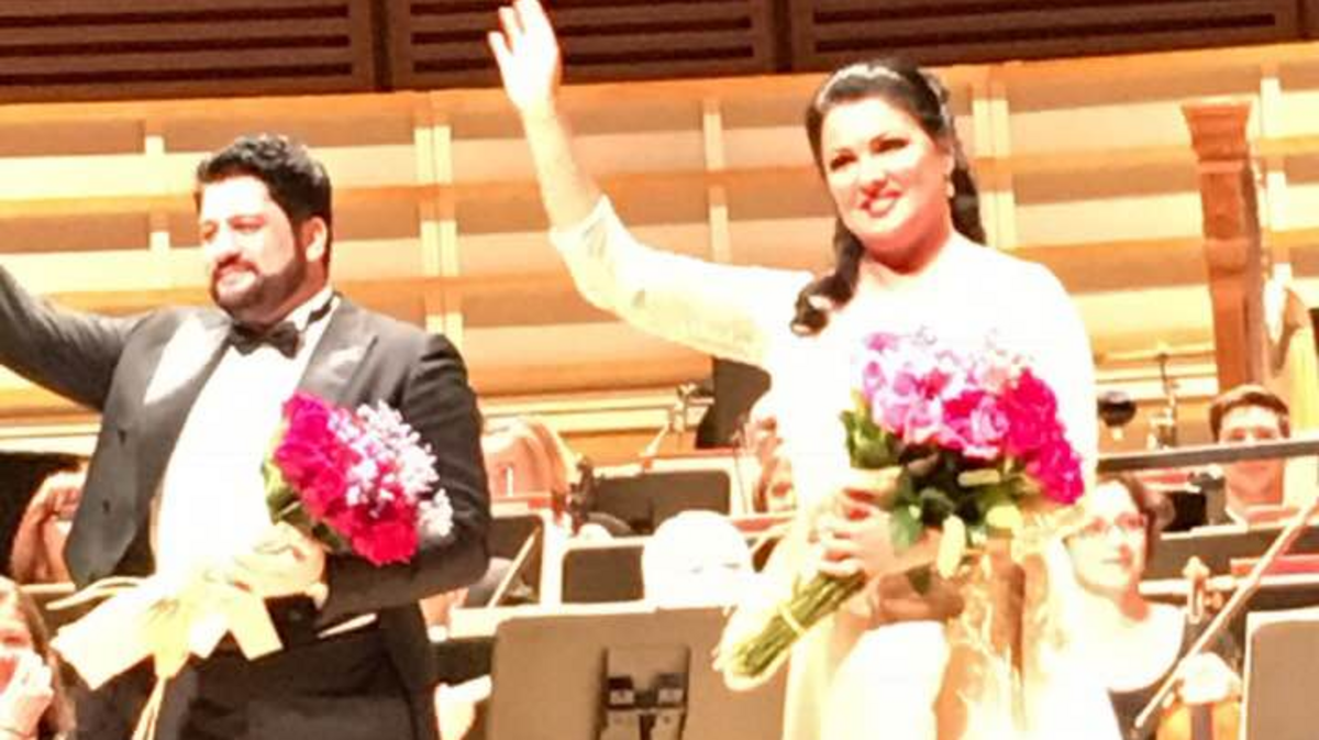 El público se puso de pie a ovacionar a Anna Netrebko y a su esposo Yusif Eyvazov.