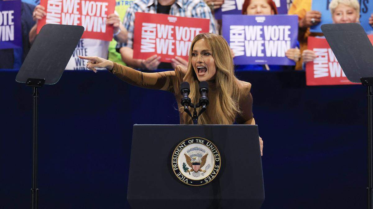 PUERTORIRIQUEñA JENNIFER Lopez habló en un mitin de campaña de la vicepresidenta Kamala Harris el jueves y se dirigió al comediante Tony Hinchcliffe, quien llamó a Puerto Rico una “isla flotante de basura” .