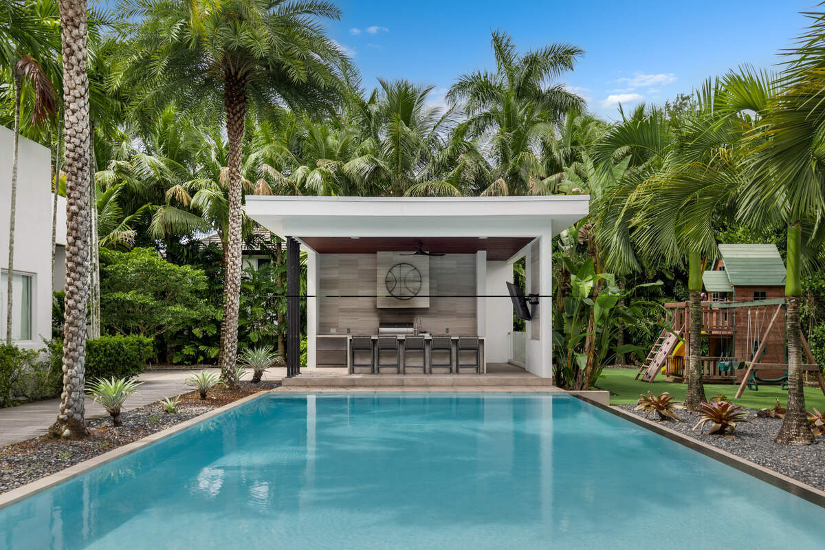 La propiedad cuenta con una piscina estilo resort.