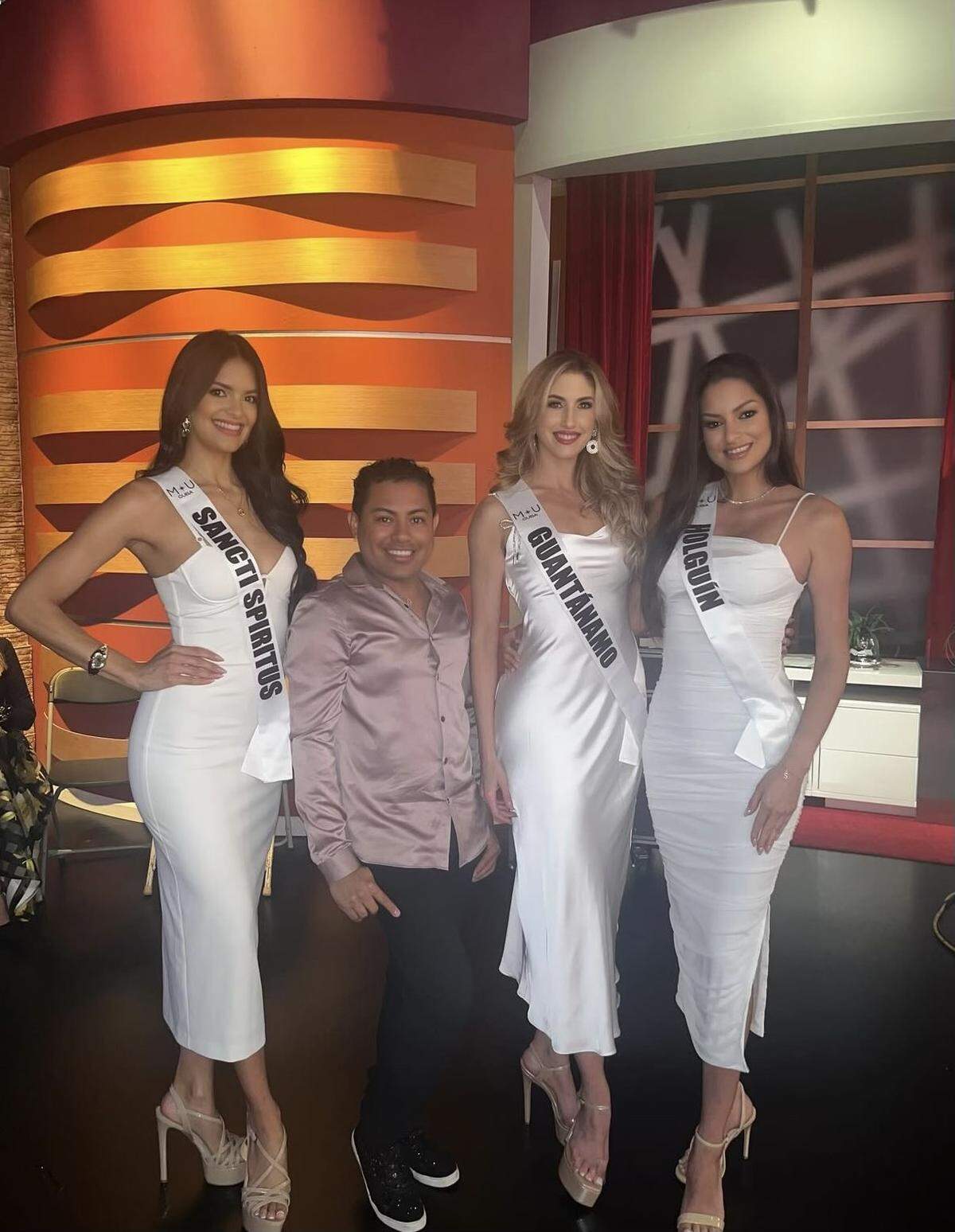 Vaitiare Navarro, representante de Sancti Spíritus al Miss Universe Cuba; Mónica Ramos, de Guantánamo y Laynet Wong, de Holguín, con el influencer en temas de concursos de belleza Salvador García.