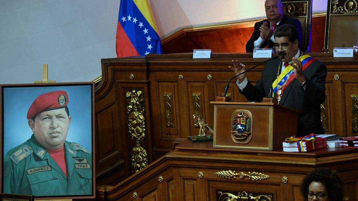 El gobernante Nicolás Maduro habla ante la Asamblea Constituyente junto a una imagen del fallecido presidente Hugo Chávez, en Caracas, el 14 de enero del 2020.
