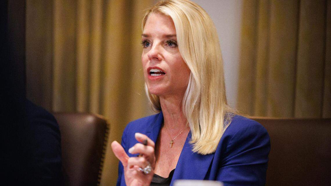 La fiscal general de Estados Unidos, Pam Bondi, participa en una reunión del gabinete en la Sala del Gabinete de la Casa Blanca, en Washington D.C., el martes 8 de julio de 2025.

