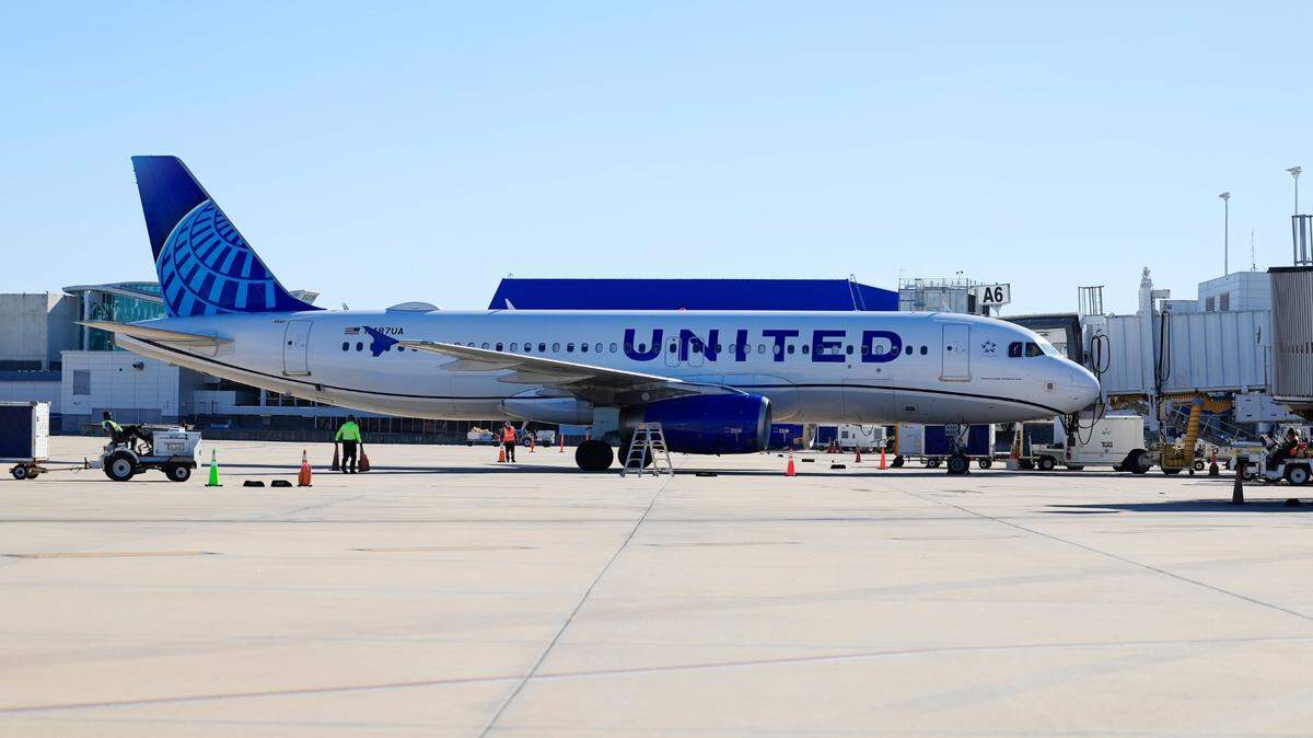 Un avión de United está estacionado en la puerta A6 el jueves 12 de diciembre de 2024 en el Aeropuerto Internacional de Jacksonville en Jacksonville, Florida. 