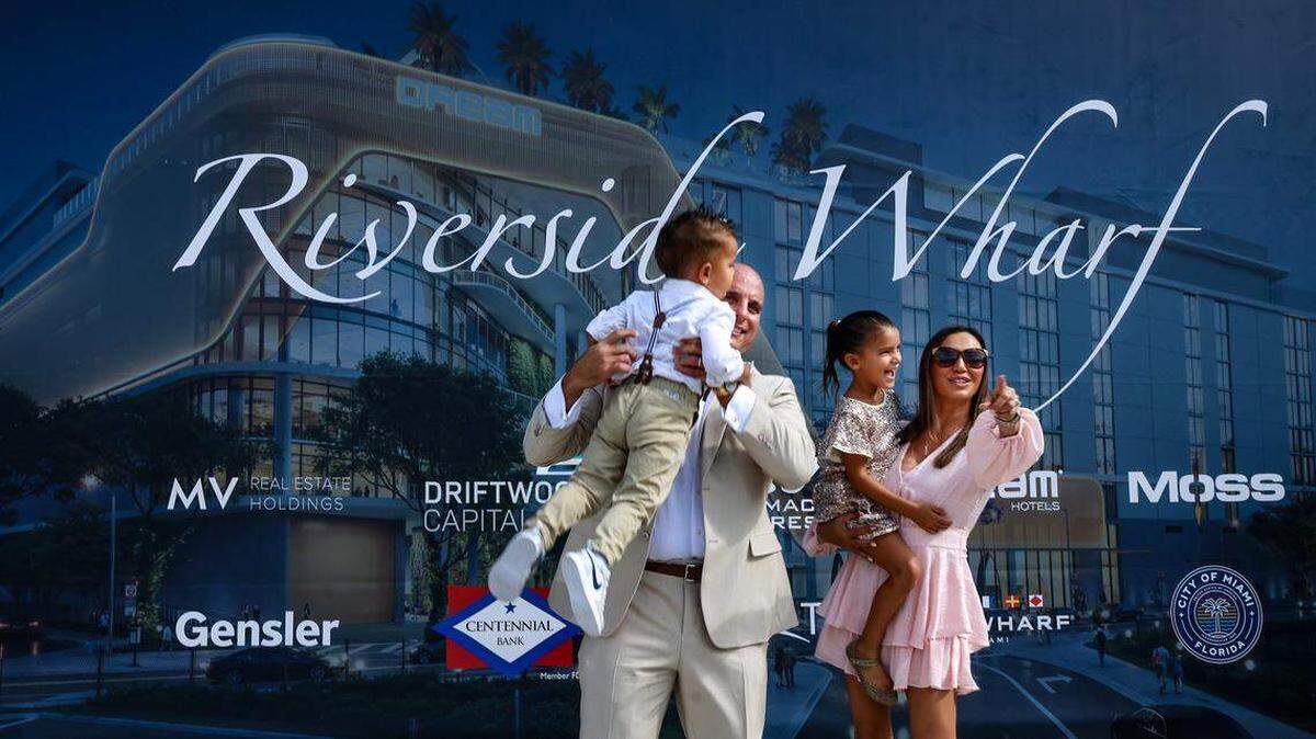 El cofundador de Breakwater Hospitality Group, Emi Guerra, carga a su hijo Amadeus, de dos años, mientras su esposa Rikki Guerra, carga a su hija Evarista, de cinco, durante la ceremonia de inicio de obras del Riverside Wharf Miami el jueves 4 de diciembre de 2025.