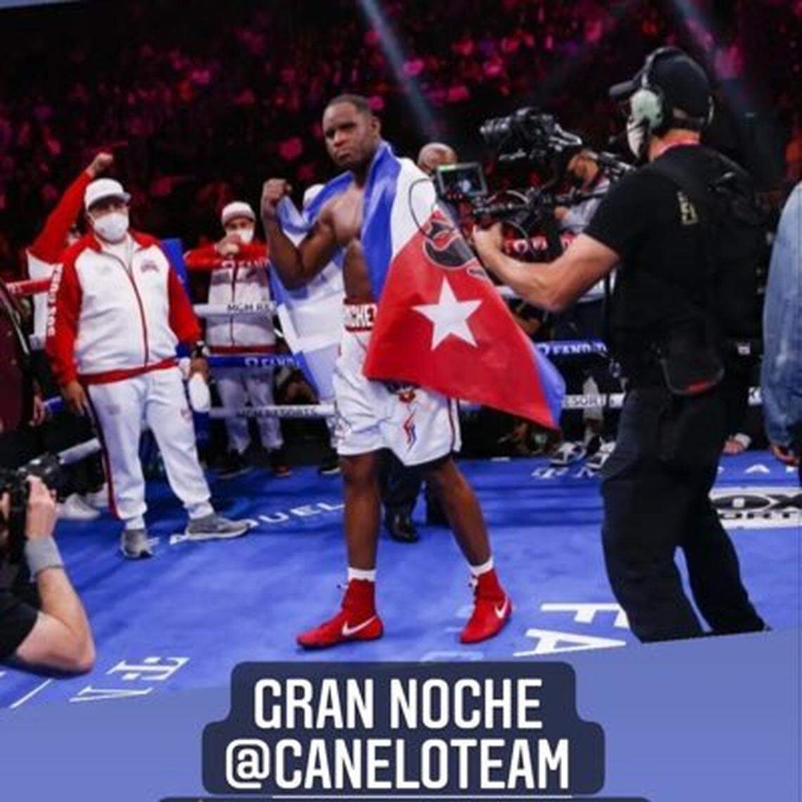 Frank Sánchez sí va a pelear el 1ro de enero del 2022, pero contra un rival diferente. Una fuente muy cercana a la situación reveló que Carlos Negrón se contagió del COVID-19 y no estará en la cartelera de FOX.