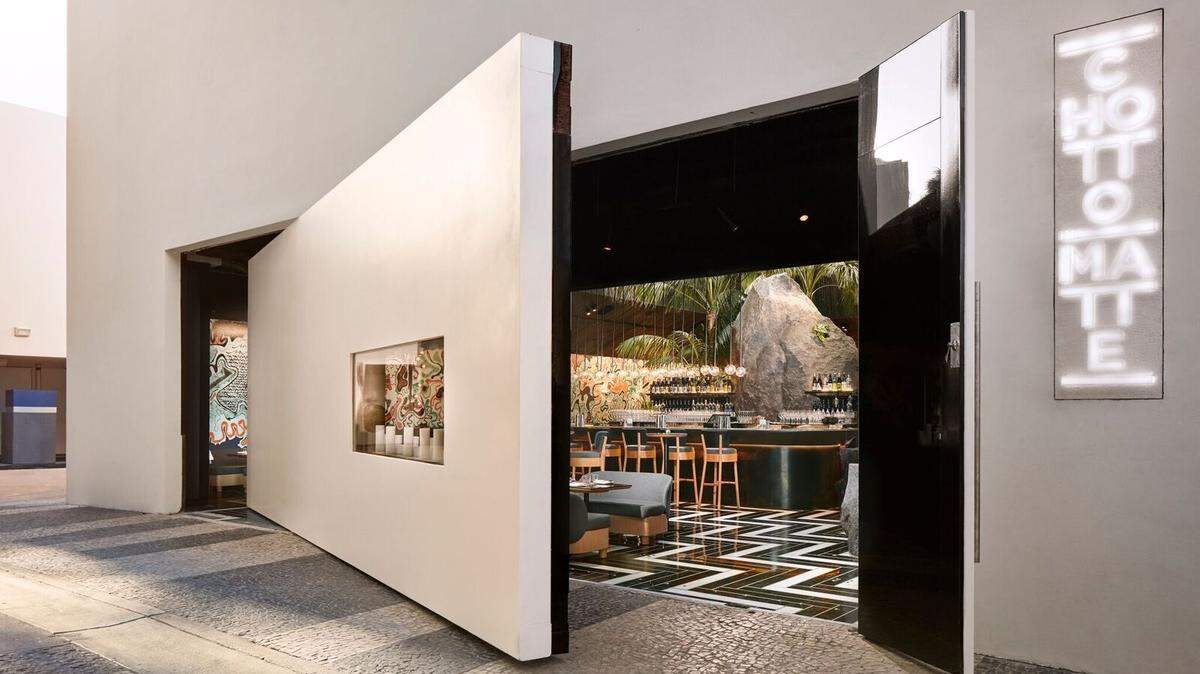 Lo primero que llama la atención desde la calle es esa puerta blanca, pared al mismo tiempo, con ventana rectangular, velas y cristal oscuro, que te da la bienvenida para adentrarte en un espacio único donde es muy fácil percibir sabores, sensaciones y sentimientos.