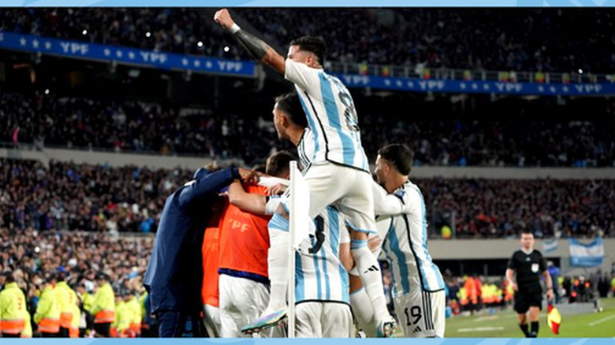 Otra vez con la capa de superhéroe, Lionel Messi guio al campeón mundial Argentina al triunfo sobre Ecuador el jueves en la primera parada hacia la próxima Copa del Mundo e igualó el récord de máximo artillero de las eliminatorias sudamericanas.