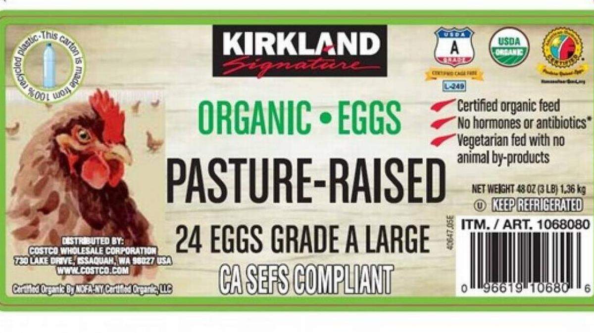 Paquete de 24 huevos orgánicos de la marca Kirkland. 