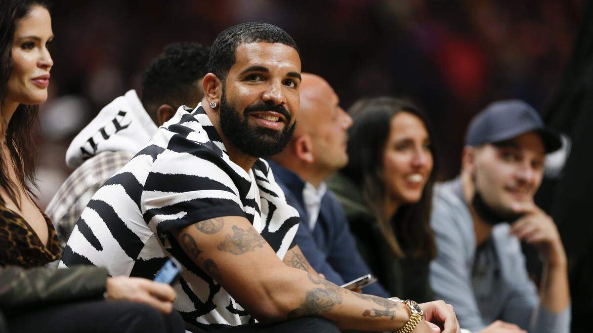 El rapero canadiense Drake asiste al partido entre los Miami Heat y los Atlanta Hawks en el FTX Arena el 14 de enero de 2022; Miami, Florida, Estados Unidos.