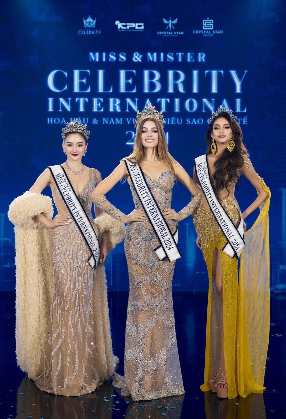 La cubana Marian Pirez, ganadora de Miss Celebrity International 2024, con la primera finalista, Masyithah Binti Wan Mohd Nazri, de Malasia, y la segunda, Sylavong Soutdala de Laos.