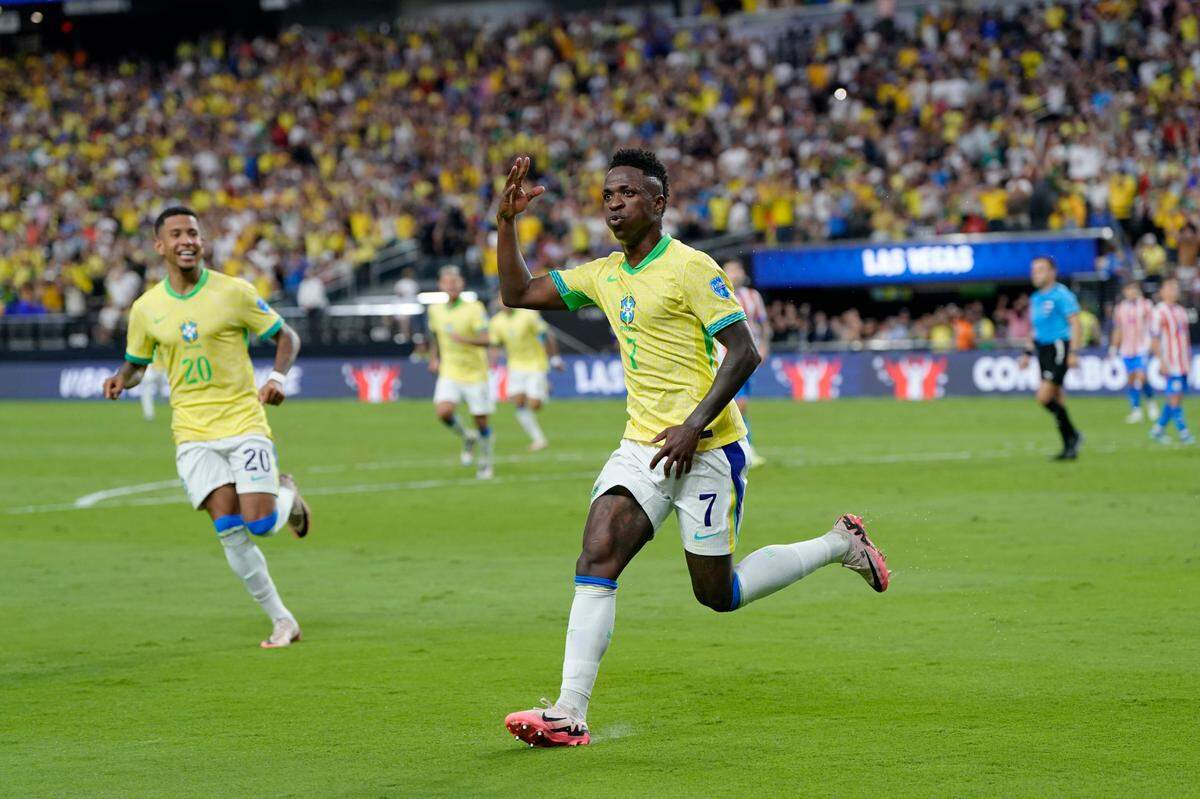 El delantero de Brasil Vinicius Junior celebra tras anotar un gol ante Paraguay, en el partido de la Copa América efectuado el 28 de junio de 2024 en Las Vegas.