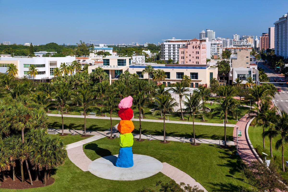 'Miami Mountain', 2016 de Ugo Rondinone. Piedra, pintura, acero. Cada piedra entre 15 y 30 toneladas. La escultura está instalada permanentemente en la esquina sureste del Collins Park, Miami Beach.