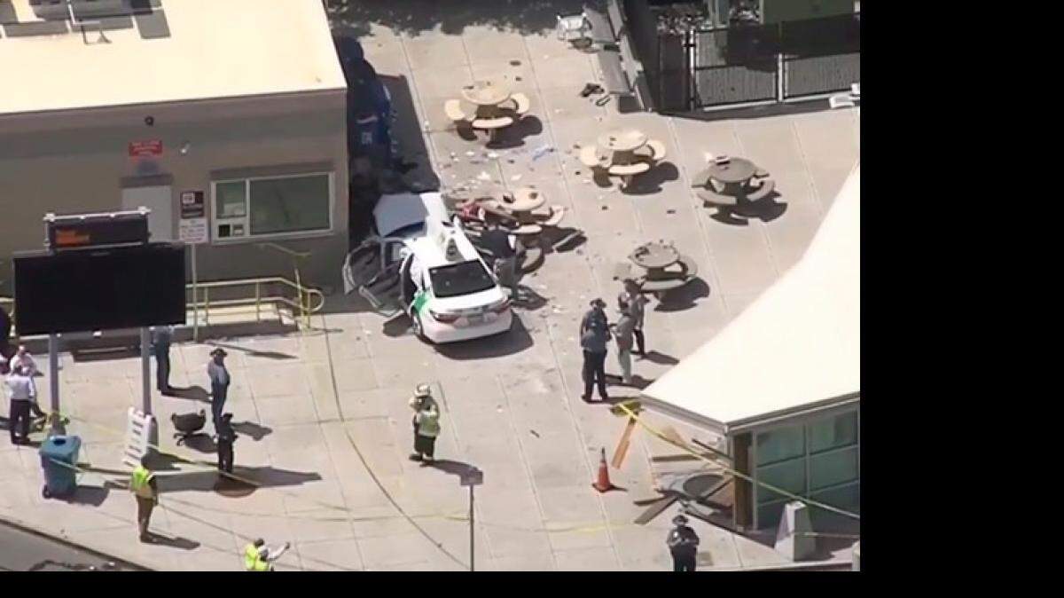 Diez personas resultaron heridas después que un taxi perdió el control y golpeó un edificio en la zona de taxis de Logan Airport.