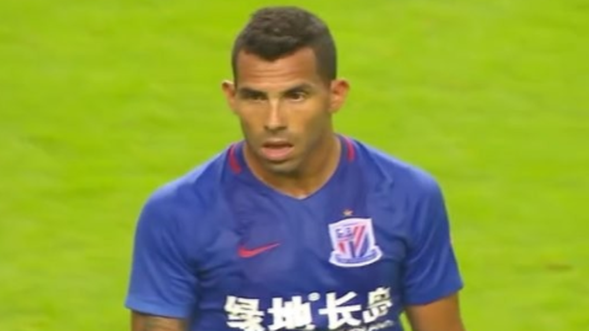 El portavoz del Shanghai Shenhua Ma Yue señaló que “Tevez debería haber comprendido ya que claramente no puede ser titular únicamente por su fama”, haciendo referencia al bajo nivel mostrado por la estrella argentina, este lunes en la red social Weibo.