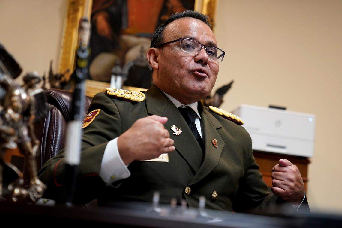 El coronel José Luis Silva, agregado militar venezolano en Washington, es entrevistado por Reuters después de anunciar que desertaba del gobierno de Nicolás Maduro, en una imagen del 26 de enero del 2019.