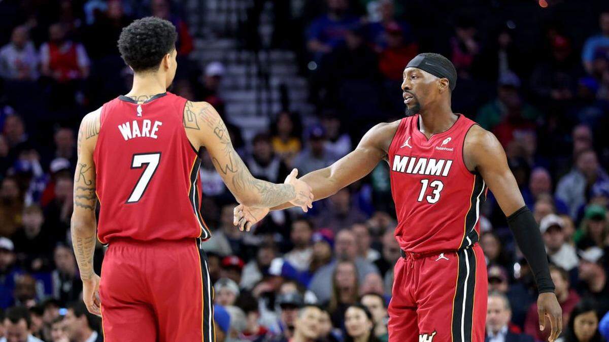 Bam Adebayo (der.) y Kel'el Ware creen que jugar juntos puede ayudar al Heat. Solo tienen que demostrarle al entrenador Erik Spoelstra que pueden seguir aportando minutos positivos juntos para que eso suceda. 