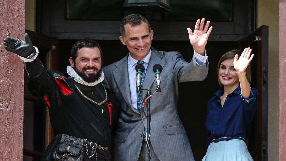 El rey Felipe VI de España, acompañado por la reina Doña Letizia y Chad Luz, a la izquierda, que retrata la figura histórica de Pedro Menéndez, saludan a una multitud desde el balcón de la Casa de Gobernadores en San Agustín, como parte de la conmemoración del aniversario 450 de la ciudad, el viernes, 18 de septiembre, 2015, St. Augustine, Florida.