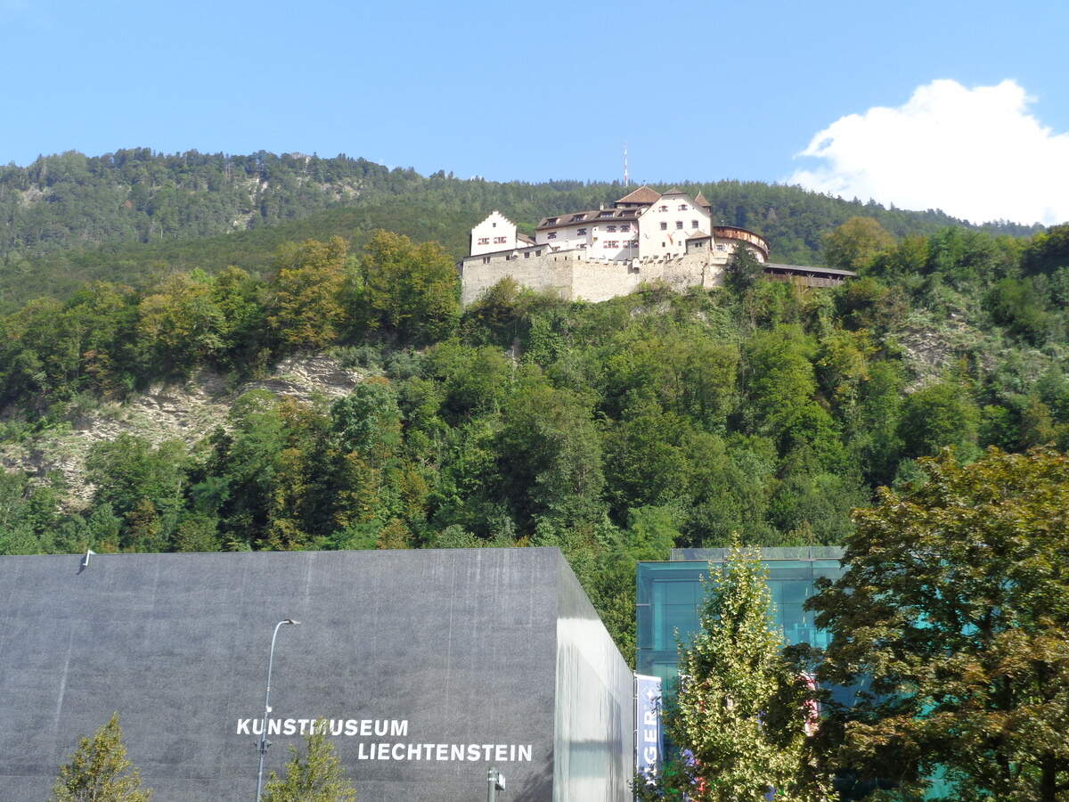 Vista del castillo del príncipe desde Vaduz.