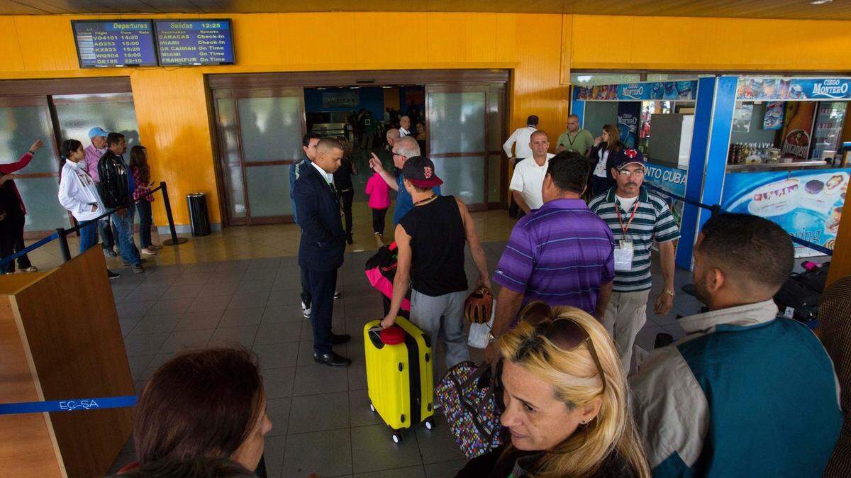 Pasajeros entran a la terminal para vuelos charter en el Aeropuerto Internacional José Martí de La Habana, en esta foto del 10 de febrero del 2016.