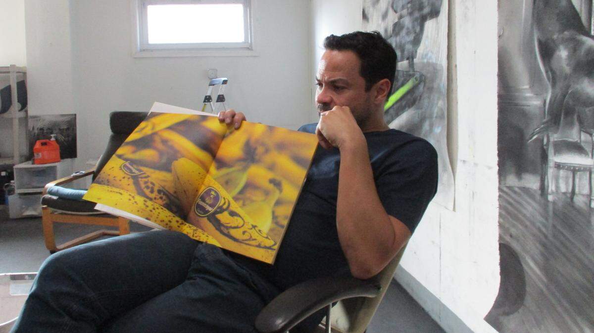 Gonzalo Fuenmayor en su estudio de residente de Ooile Arts, Miami Beach.