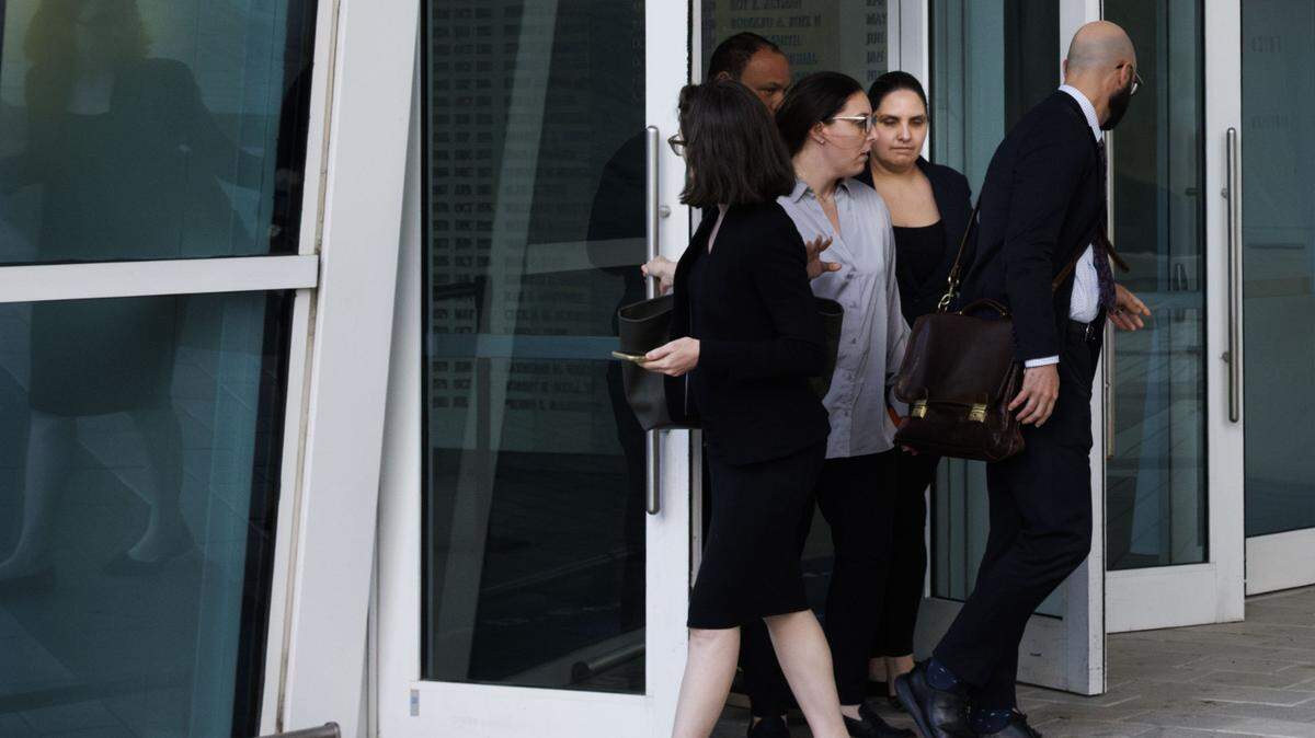 Angélica Pacheco (al centro), exconcejal de Hialeah, sale del tribunal federal en el downtown de Miami el lunes 26 de enero de 2026, tras declararse culpable de fraude relacionado con un préstamo de ayuda por la pandemia.