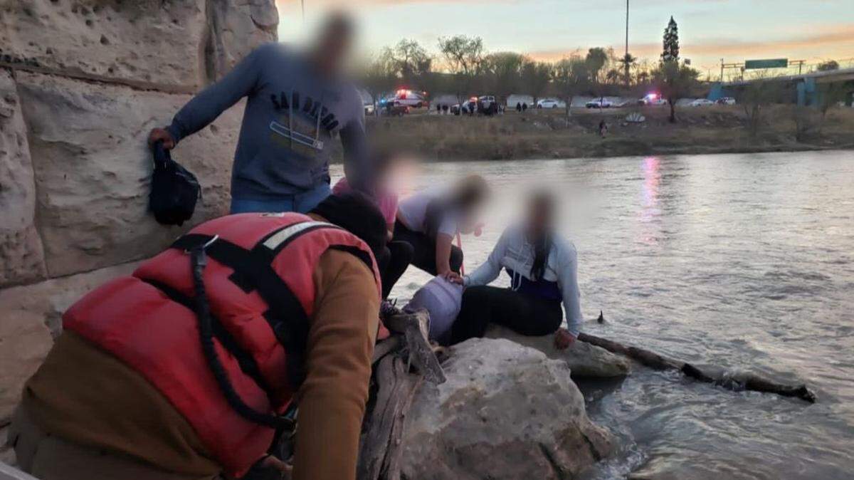 Cuatro miembros de una familia colombiana vivieron esta experiencia aterradora cuando intentaron cruzar el río Bravo de México.
