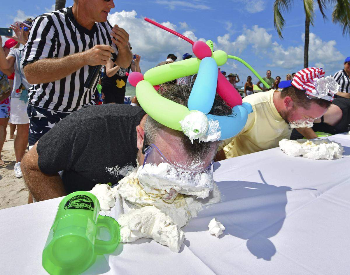 Un participante en el concurso de comer Key lime pie, en una imagen de Florida Keys News Bureau del 4 de julio del 2018.