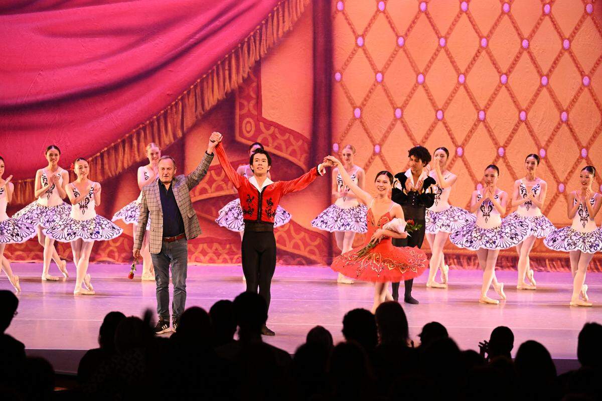 Todo el elenco de “Paquita”, con Vladimir Issaev, Remina Tanaka y Yayoi Sasaki en el centro, recibe la entusiasta ovación de pie del público que abarrotó el Aventura Arts & Cultural Center.