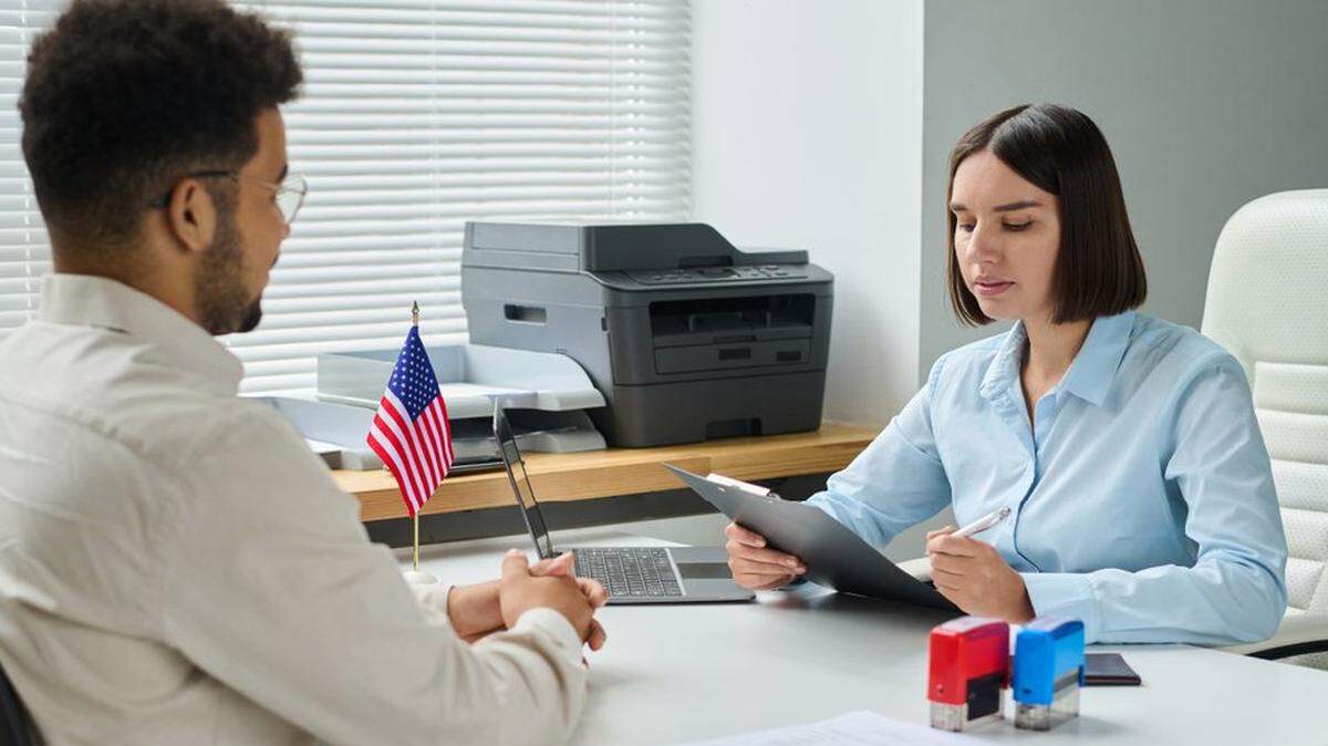 USCIS ofrece trabajos como oficiales de asilo en medio del aumento de deportaciones de inmigrantes en EEUU como respuesta a nueva política de Biden.