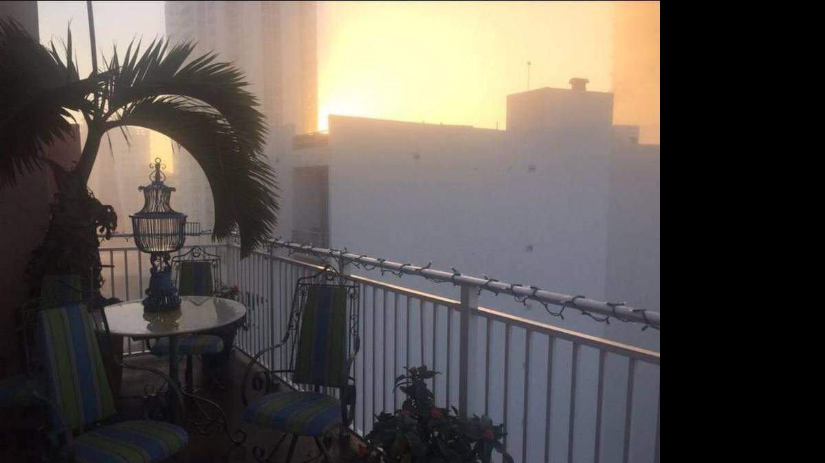 La neblina en Miami se ve desde un apartamento en Edgewater la mañana de este sábado 16 de enero. Foto contribuida por Gil Dupuy.