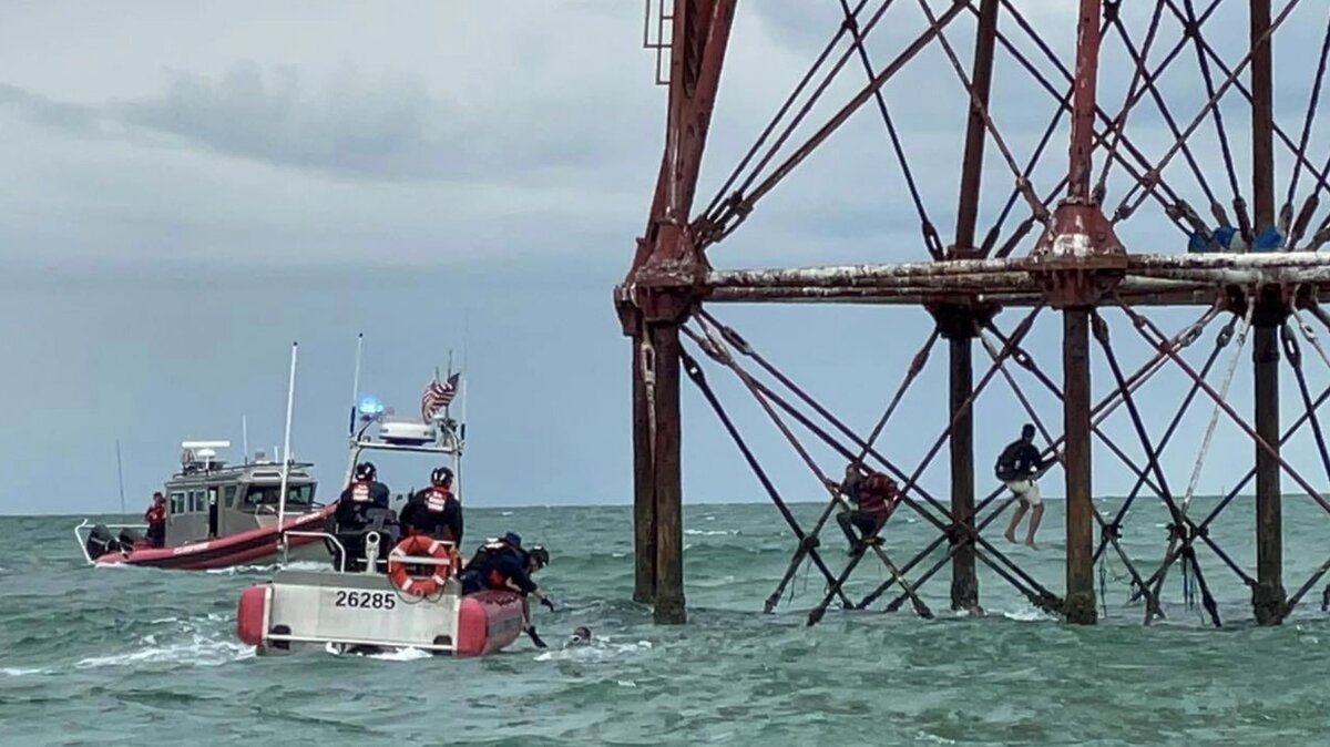 La Guardia Costera rescata a balseros cubanos aferrados a un faro de los cayos de la Florida