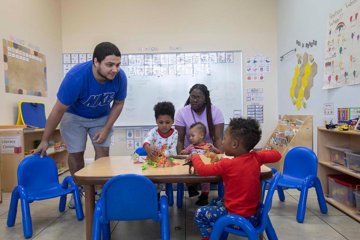 Miguel y Montavia De Paz, junto a sus hijos Mason, de 4 años, Miles, de 1 año y Matthew, de 3 años en Springview Academy of Hialeah, el viernes 23 de diciembre, 2022. Reciben una beca del programa Thrive By 5, para cubrir la mensualidad de la guardería