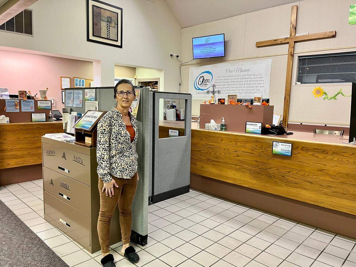 La farmacéutica fundadora Frieda Martin utilizó medicamentos donados para surtir 1,900 recetas a 200 adultos de bajos ingresos y sin seguro el año pasado en&nbsp;Open Bible Medical Clinic and Pharmacy. 