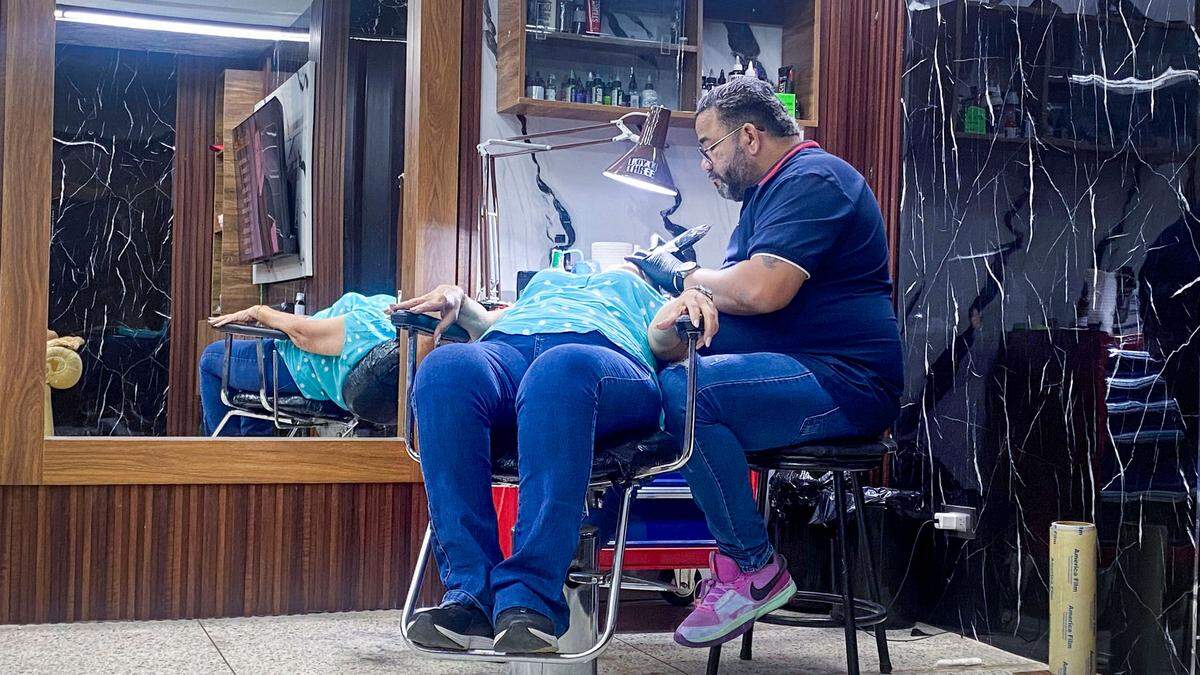 Renny López y Andy Rojas, artistas del tatuaje en el centro de Maracaibo, Venezuela, han estado advirtiendo a sus clientes que los tatuajes podrían traerles problemas si viajan a Estados Unidos.