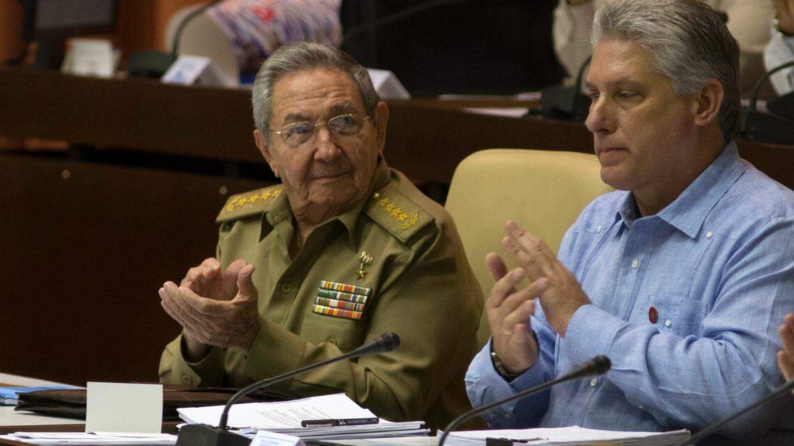 El gobernante cubano Raúl Castro aplaude junto al vicepresidente Miguel Díaz-Canel durante una sesión legislativa en La Habana, Cuba, en diciembre del 2015. Foto de archivo.