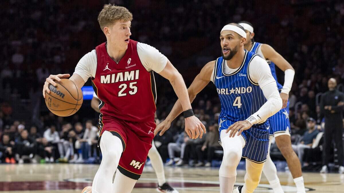 El armador del Heat Kasparas Jakucionis trata de pasar la marca de Jalen Suggs, del Magic de Orlando, en el partido celebrado el 28 de enero de 2026 en Miami.