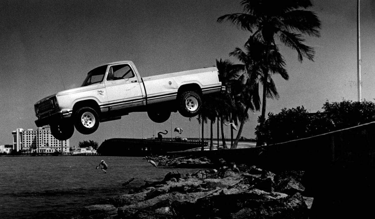Un conductor especialista manejó esta camioneta en el viaducto MacArthur durante la filmación de un episodio de Miami Vice en la década de 1980.