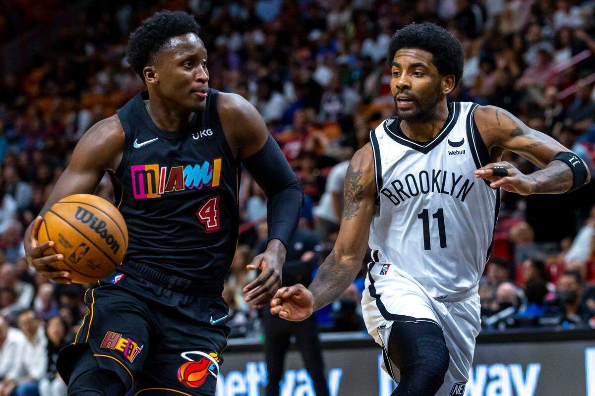 El escolta del Heat Victor Oladipo (izq.) conduce la pelota ante la marca de Kyrie Irving, de los Nets de Brooklyn, en el partido celebrado el 26 de marzo de 2022 en Miami.